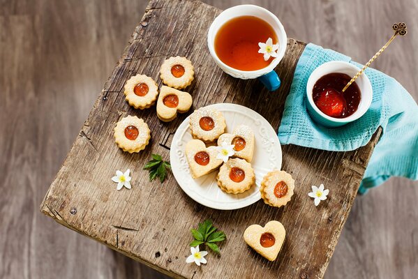 Galletas de postre con té negro y flores