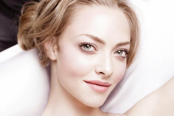 Amanda seyfried blonde liegt auf dem Bett