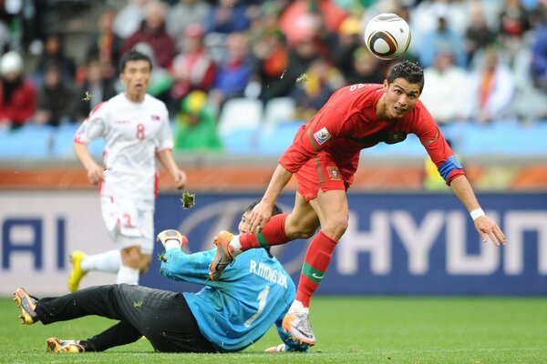 Fußballspieler des FC Real Madrid Ronaldo trifft den Ball mit dem Kopf