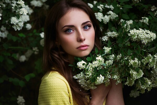 Portrait d une jeune fille avec un arbre en fleurs