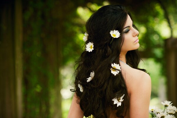 Mädchen mit Gänseblümchen im lockeren Haar