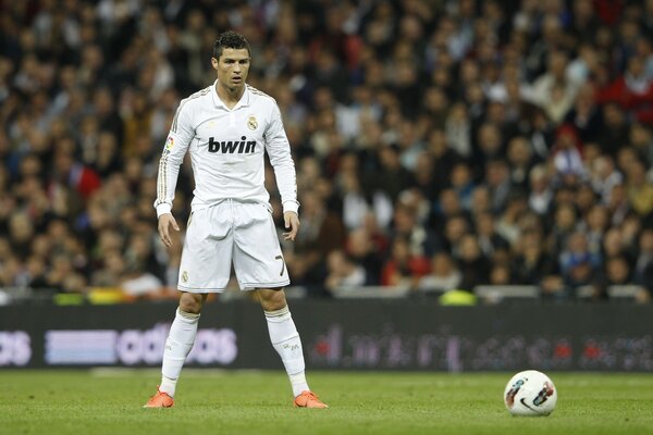 Joueur de football sur le terrain avec le ballon