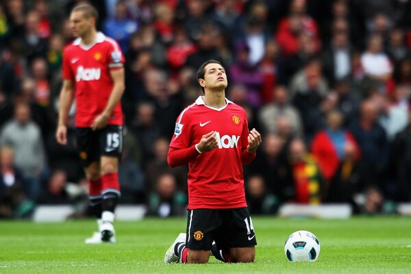 Joueur de football sur le terrain sur fond