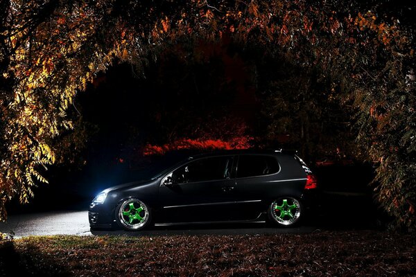 Coche tuneado negro por la noche