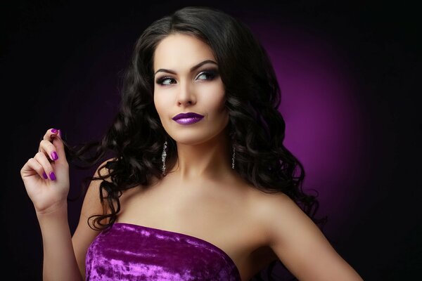 Das Modell sieht in einem lila Kleid mit violetten Lippen zur Seite