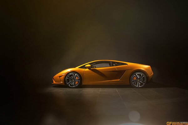 Lamborghini giallo in studio