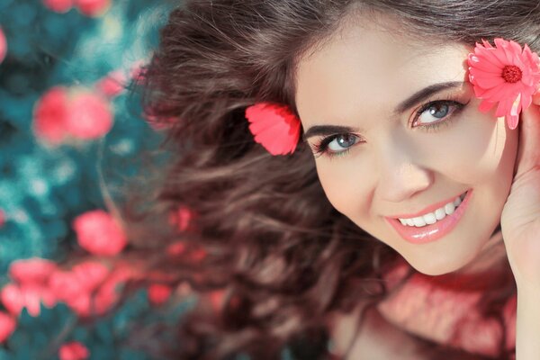 Jolie fille bouclée sur fond de fleurs