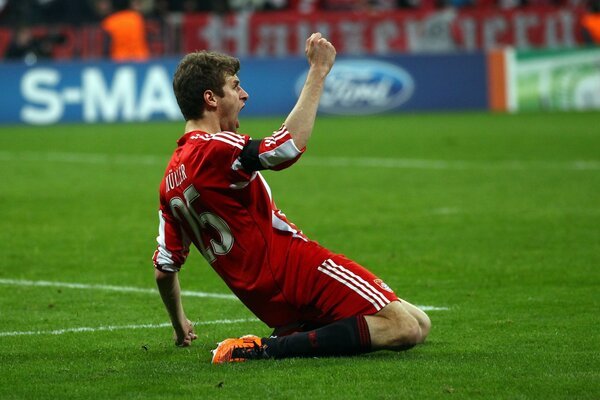 Müller in ginocchio si rallegra del gol