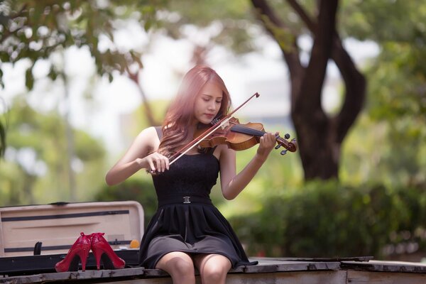 Musical sketch , Asian woman on the violin