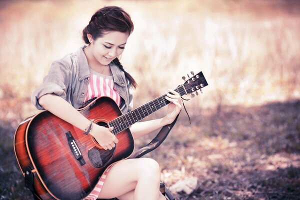 Fille jouant de la musique de l humeur de la guitare