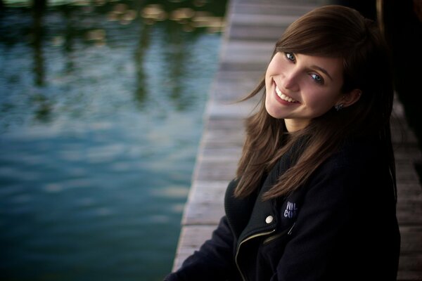 Ragazza allegra in riva al lago