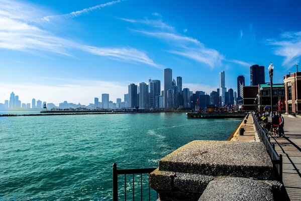 Vista de los rascacielos y el río en Chicago