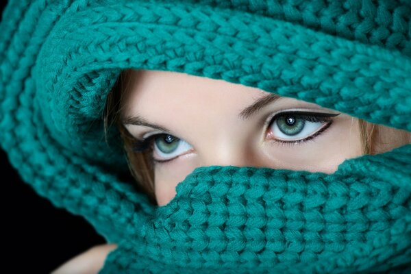 Chica con ojos verdes en burka