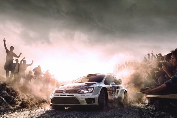 Photo au coucher du soleil d une volkswagen polo soulevant la poussière au rallye red bull