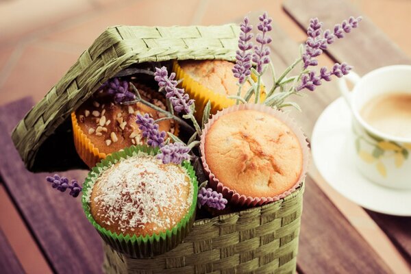 Muffins in einem Weidenkorb mit einem Lavendelzweig