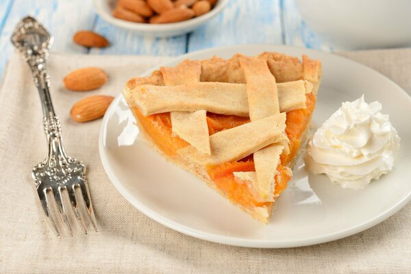 Un pedazo de pastel con relleno de albaricoque y almendras