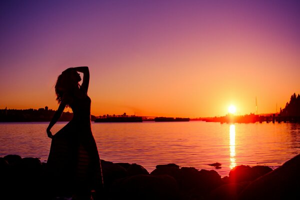 Silhouette d une jeune fille sur fond de coucher de soleil