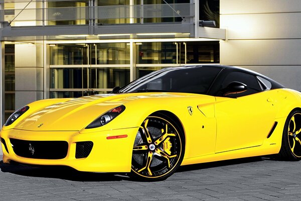 Superdeportivo amarillo afinado ferarri 599