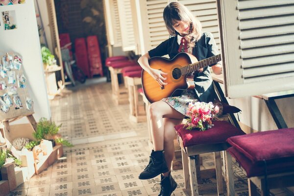 Chica tocando la guitarra sol luz