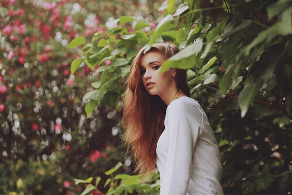 Chica con el pelo largo en el Jardín