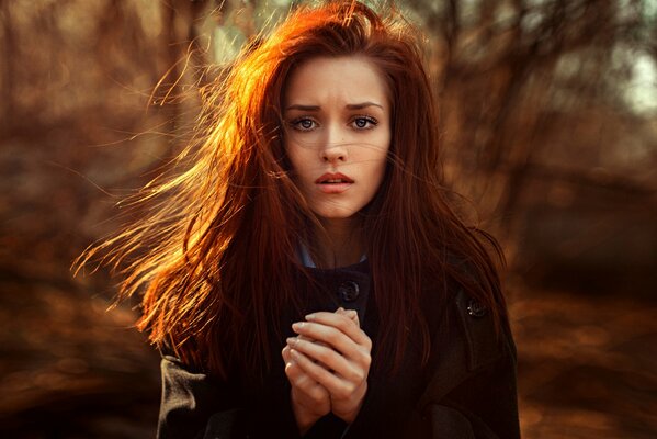 Redhead ragazza guardando ansioso