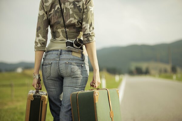 Ragazza fotografo parte per un viaggio