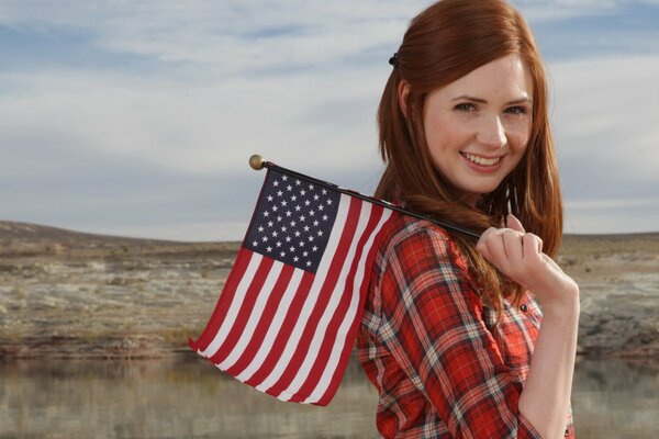 Belle fille dans les mains d une Rousse