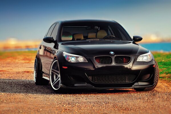 BMW schwarz e60 am Meer