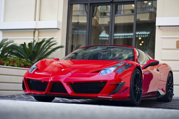 Ferrari rojo en Monte Carlo