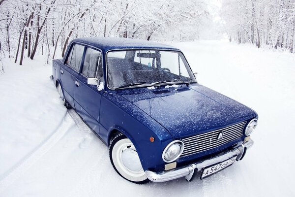 Ein wesentlicher Klassiker ist die blaue Lada im Winter inmitten des Schnees