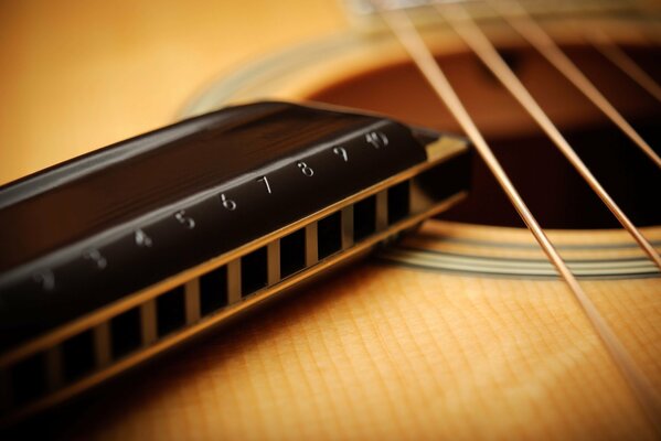 Harmonica à la guitare avec cordes