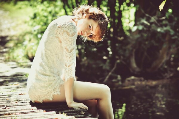 Belle fille au repos sur le pont