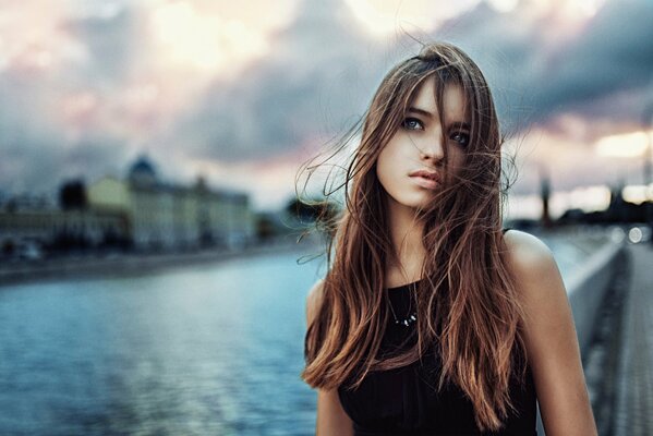 Retrato de una niña en el fondo de un río