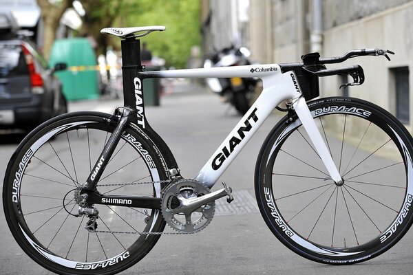 Bici gigante en la calle, firma Colombia