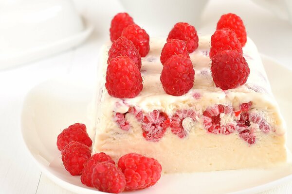 Pastel blanco con máquina fresca