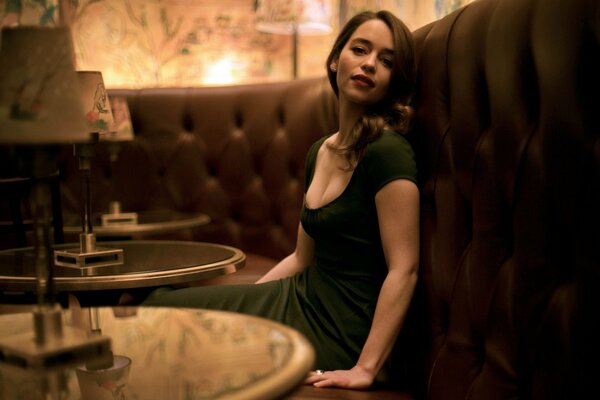 Emilia Clarke mostra le tette in un ristorante