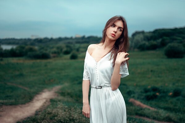 Ragazza sullo sfondo della natura