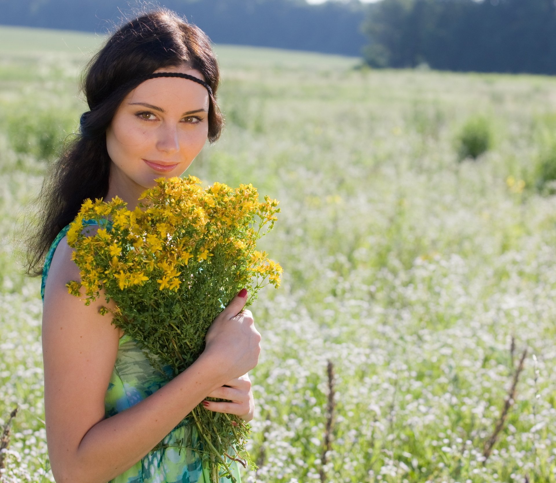 maria shvets modella bellezza fiori bouquet campo prato estate