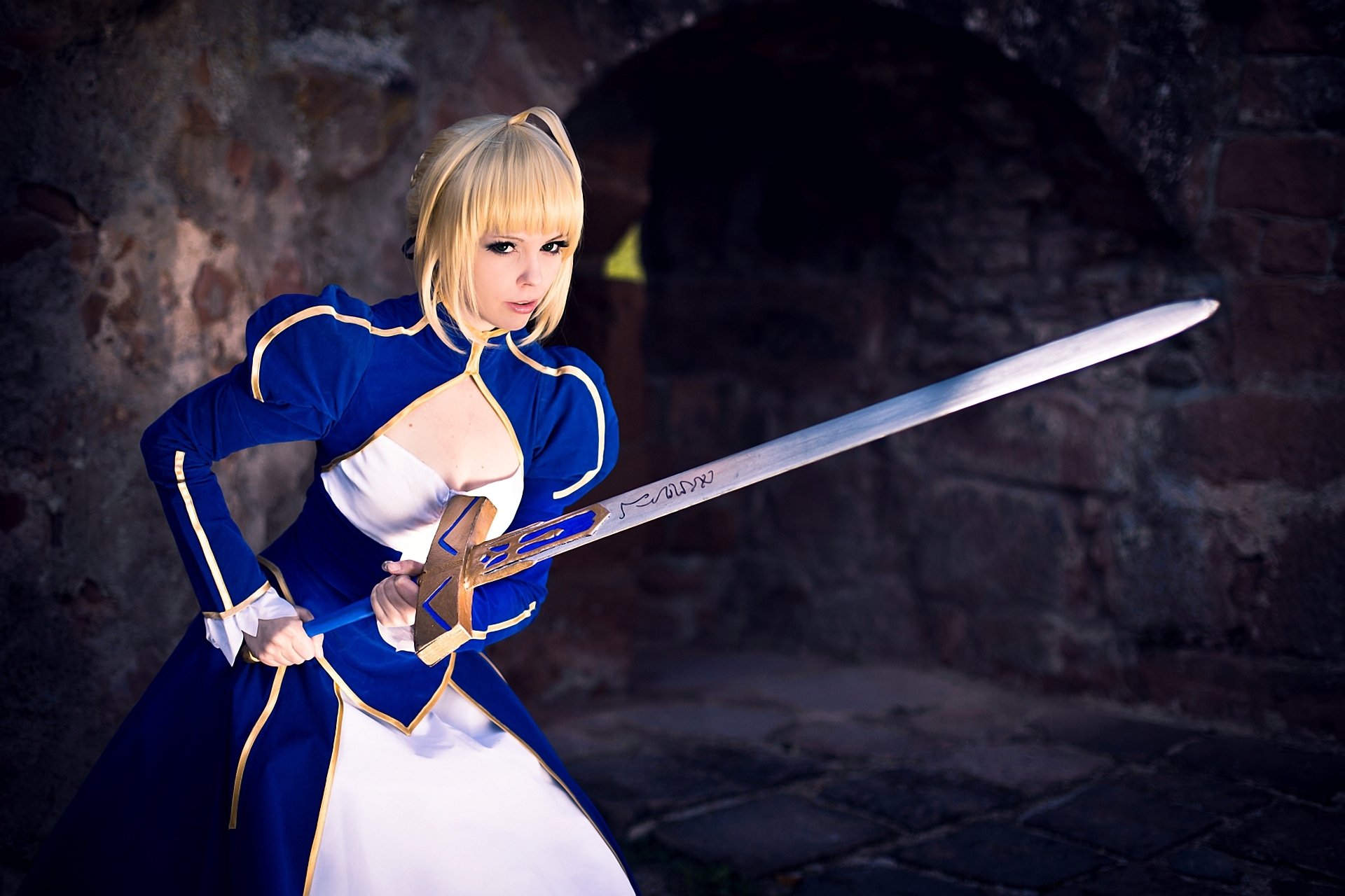 fate/stay night saber arturia cosplay girl dress sword