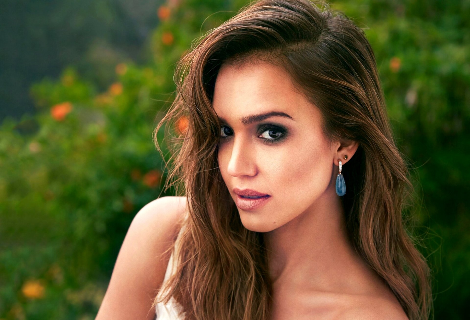 jessica alba ragazza attrice viso sguardo trucco sfondo verde