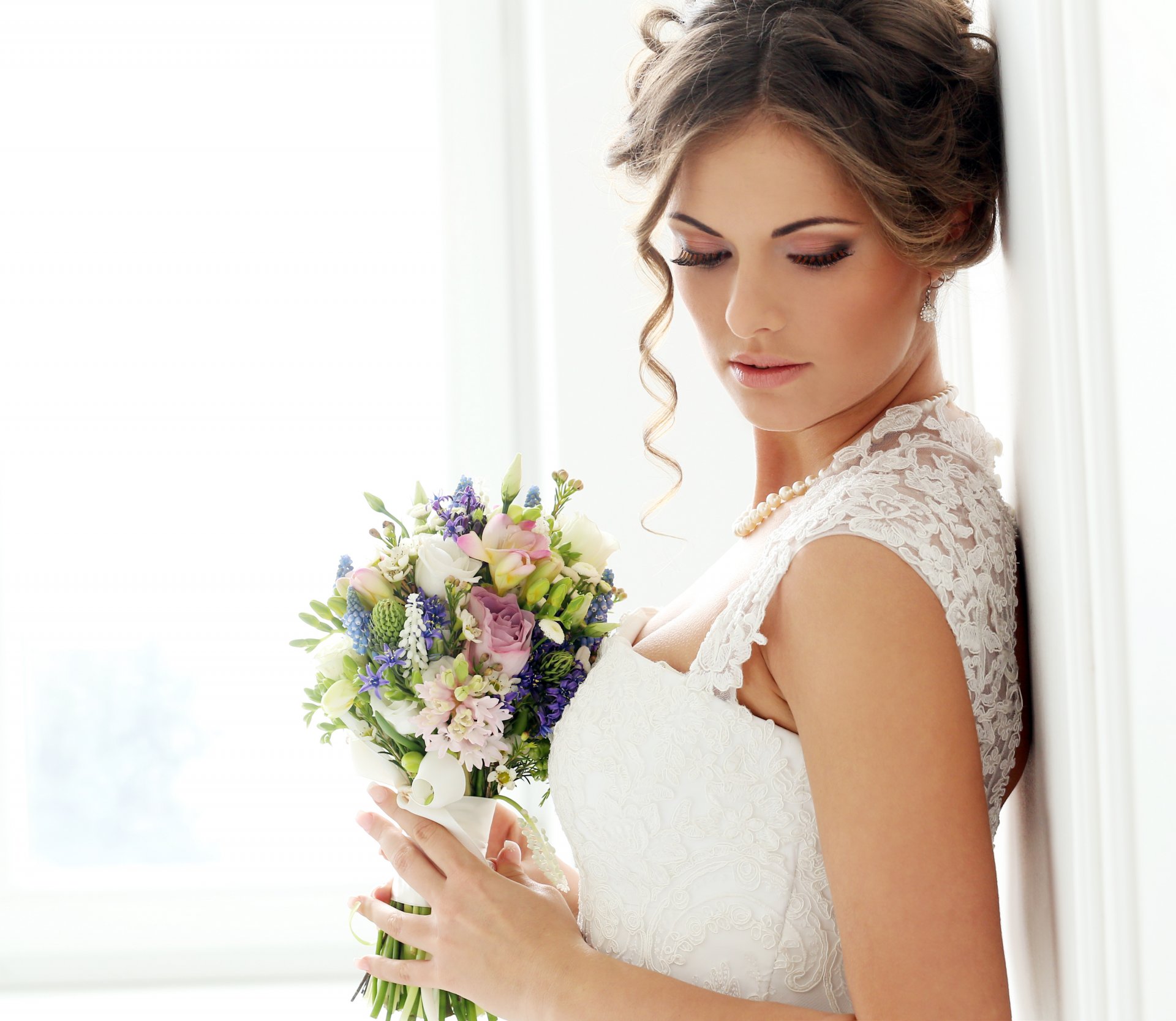 femelle femme visage yeux mariée bouquet fleurs