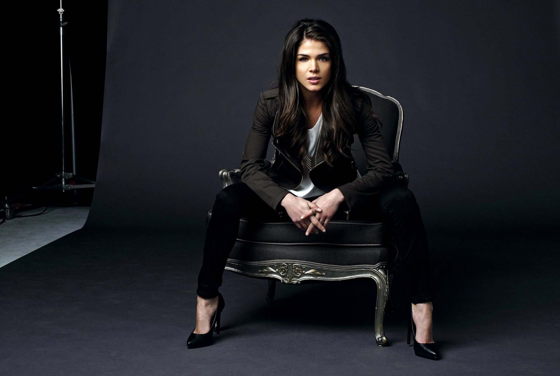 avgeropoulos maria avgeropoulos actriz morena chica silla serie de televisión cien