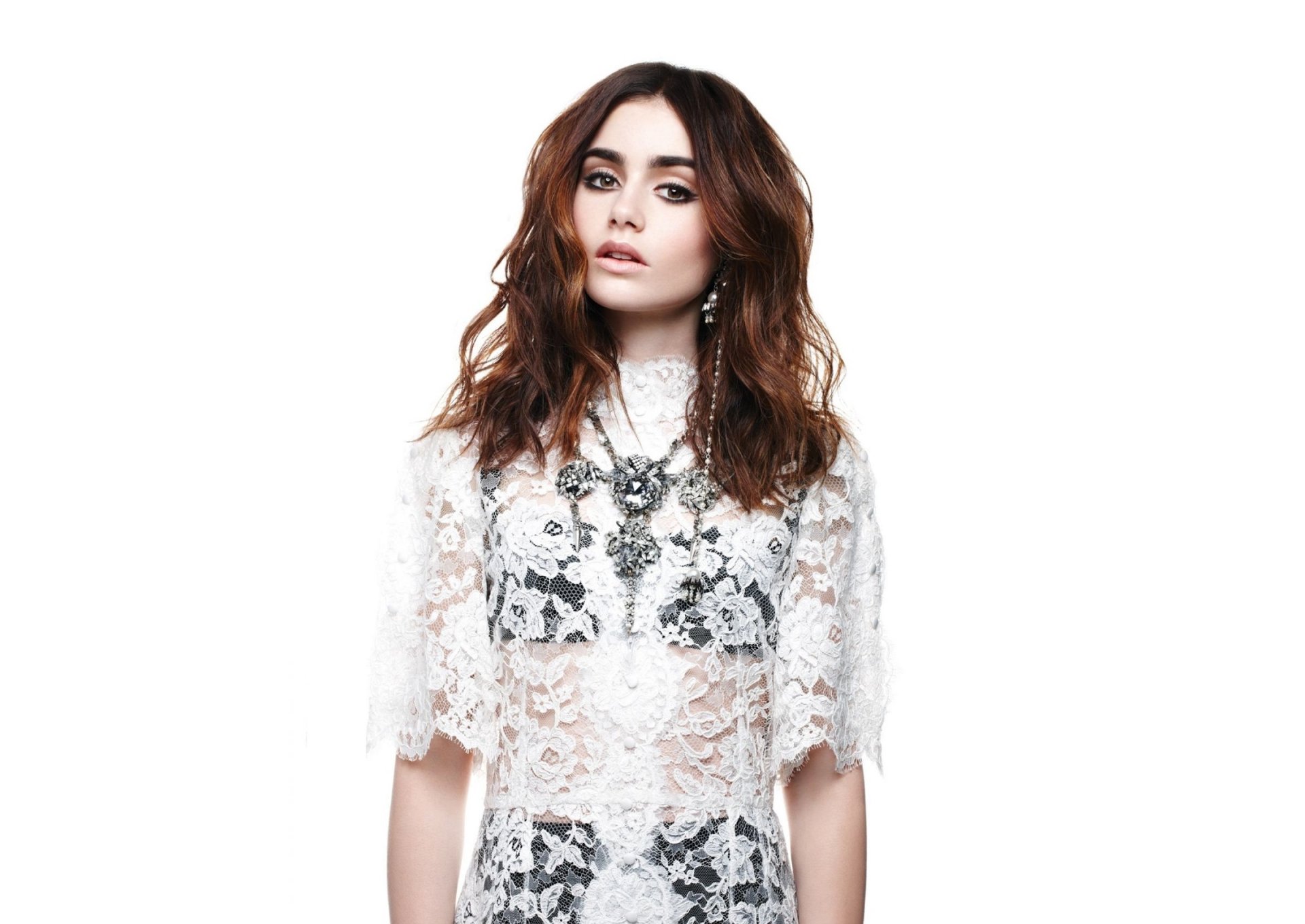 lily collins actriz fondo blanco morena chica