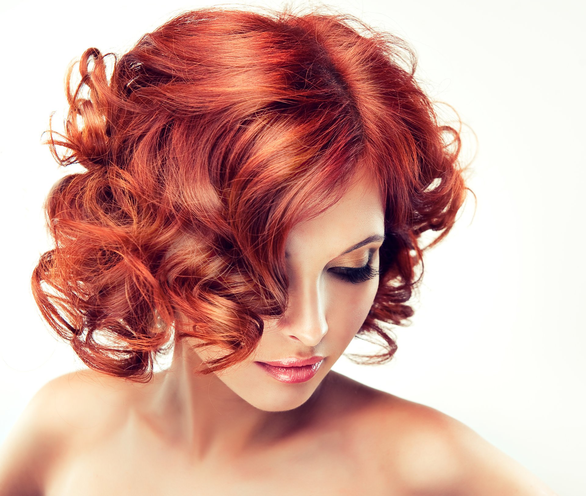 modell rotes haar locken make-up lippen schultern weißer hintergrund