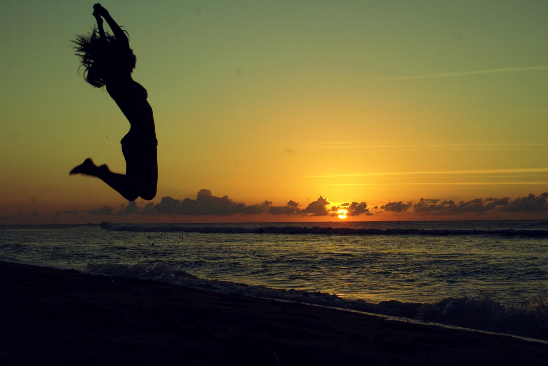 fille femmes coucher de soleil silhouette plage cheveux bouche ouverte mer soleil nuages saut cheveux longs nature à l extérieur cheveux aller