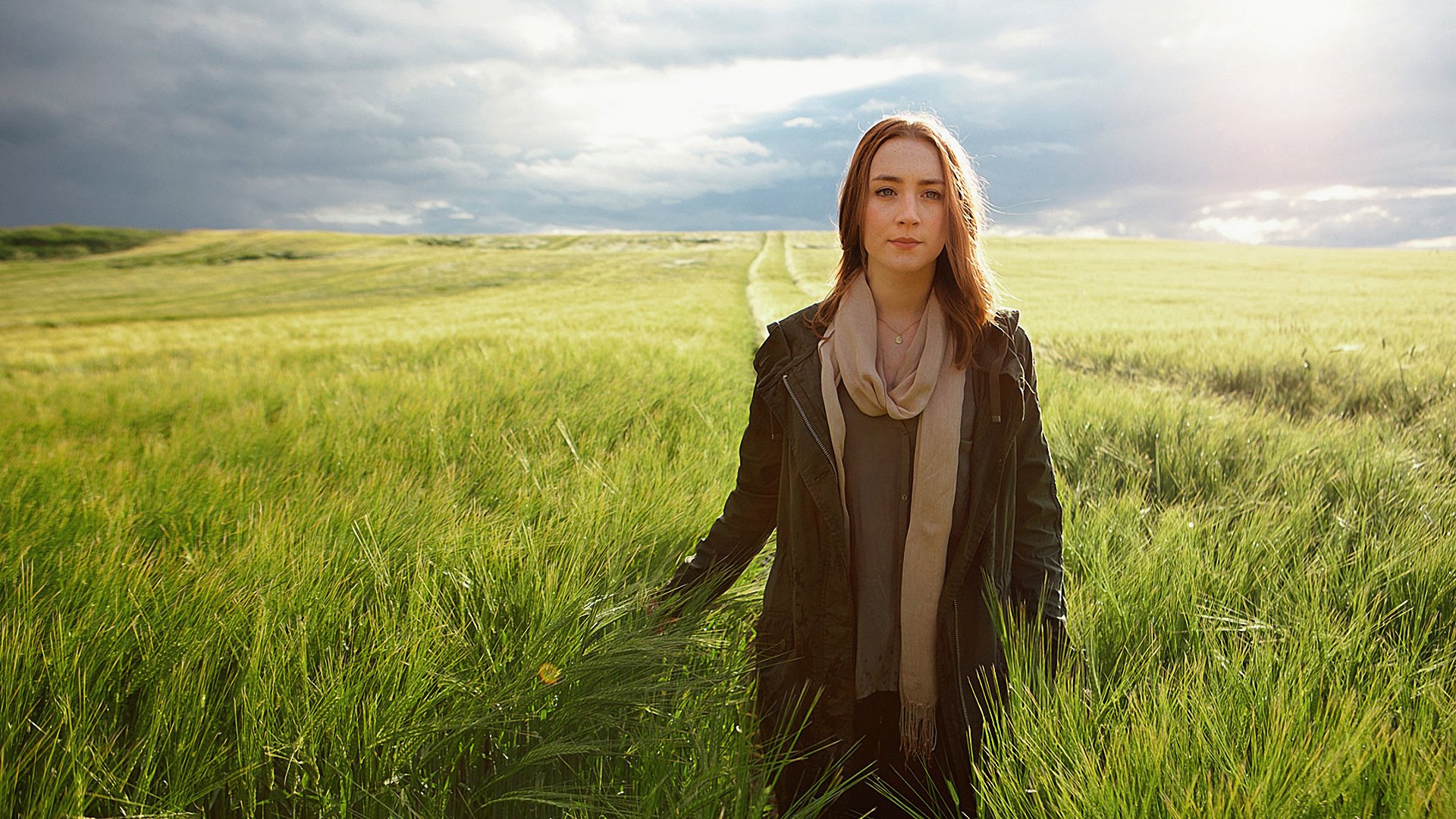 saoirse ronan ragazza attrice bionda cielo campo erba irlanda