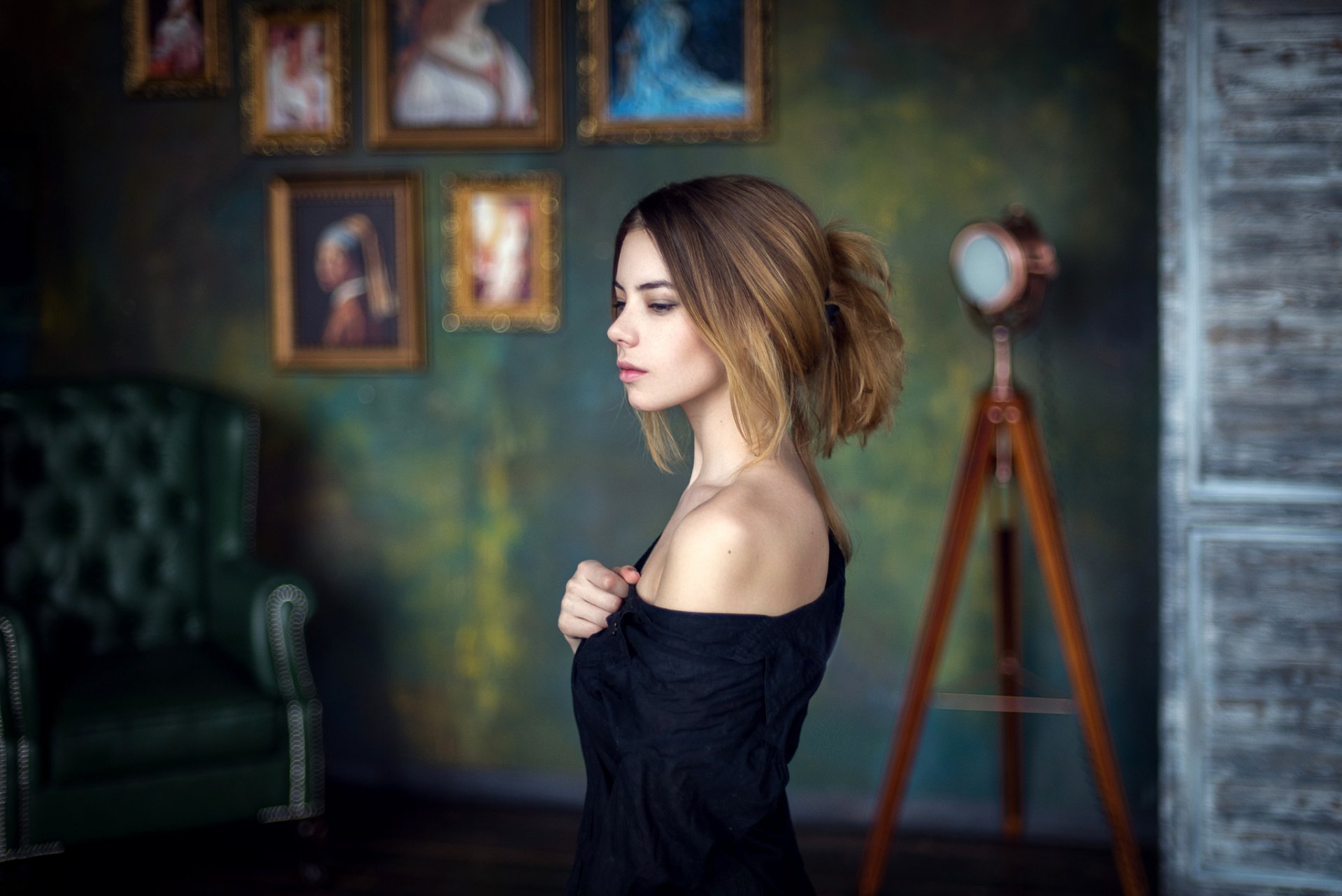 girl model portrait shoulder room studio painting atmosphere