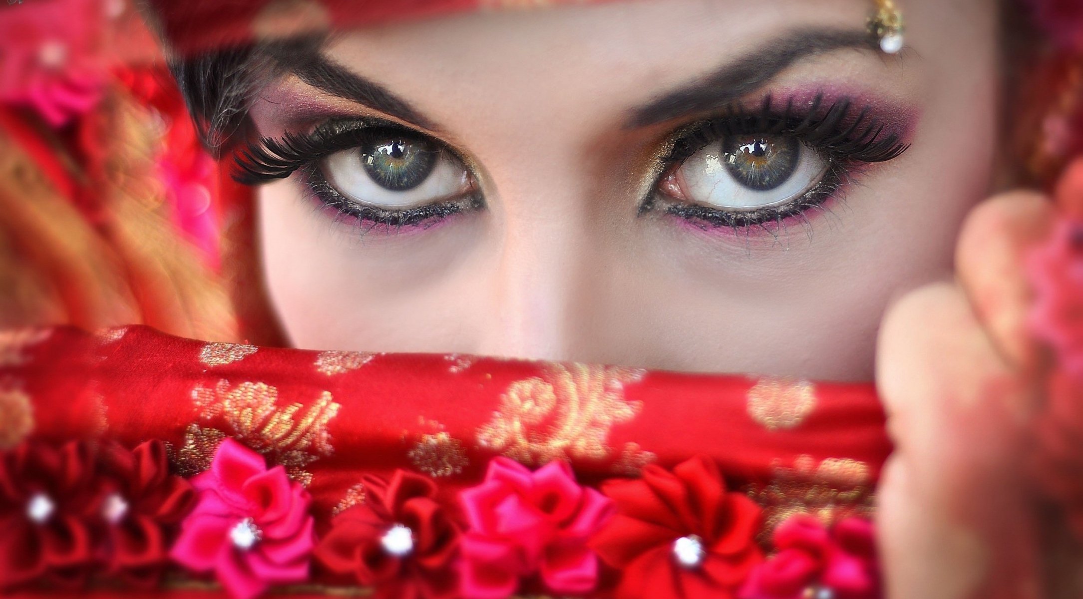 chica mirada ojos maquillaje pestañas sombras delineador de ojos flores mano