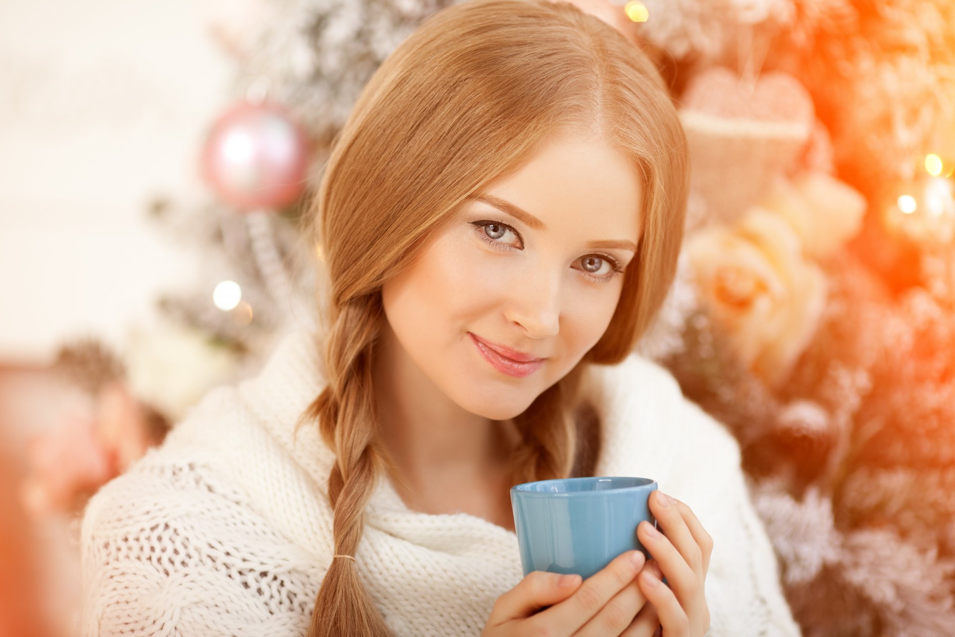 ragazza occhi grigi bionda sguardo sorriso tazza trecce calore