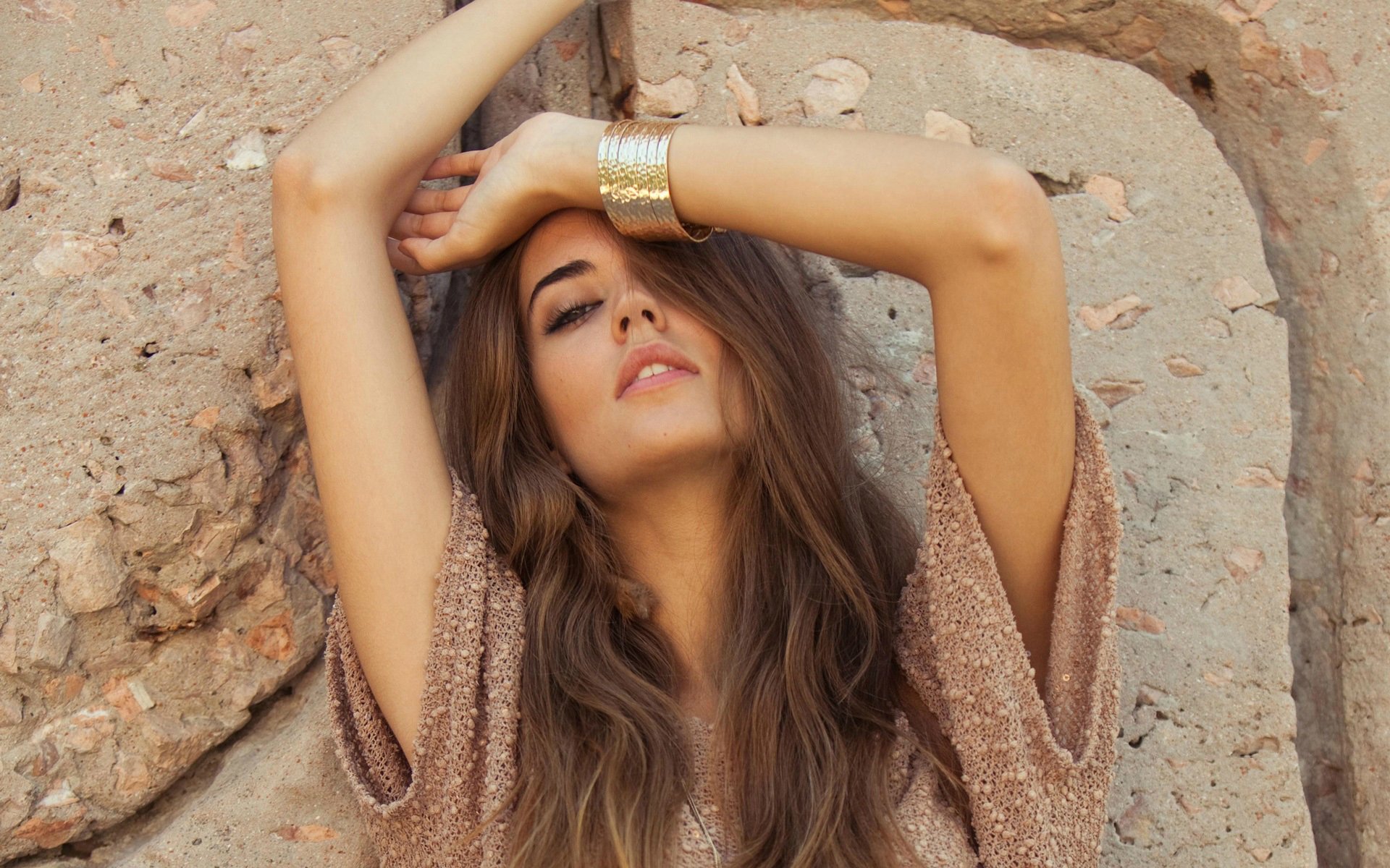 clara alonso modelo chica pose manos pulseras cara